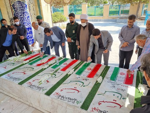غبار روبی و عطرافشانی مزار شهدای گمنام شهر جدید مهستان به مناسبت هفته دفاع مقدس