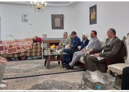 مسئولین نظرآباد با خانواده شهیدان حسینی و آزادفلاح دیدار کردند