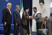 ایدکوپرس سایپا تندیس ۵ شرکت برتر ایران را از رییس جمهور دریافت کرد